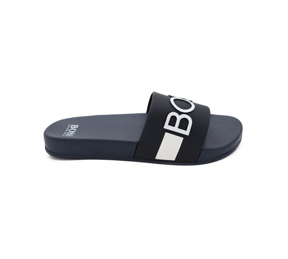 Hugo Boss porte des sliders